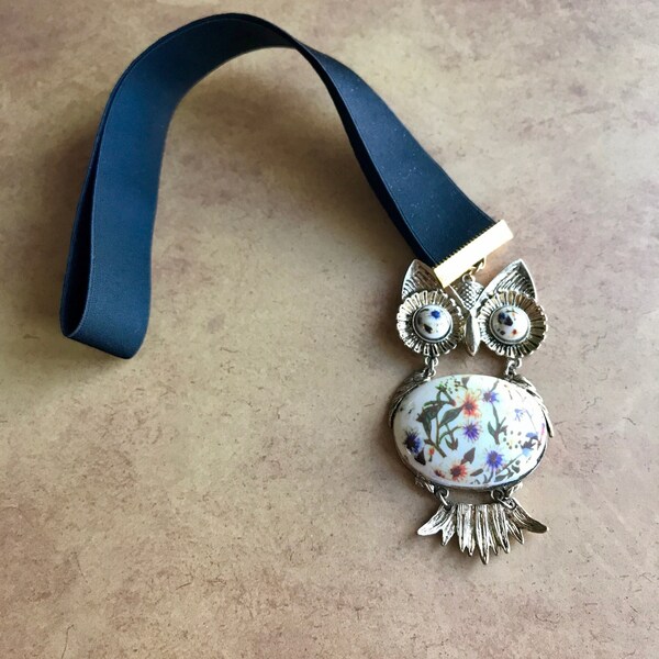 Gold Owl Pendant Stretch Bookmark, vintage bookmark, elastic bookmark, book band, owl charm, unique teacher gift, birthday gift best friend