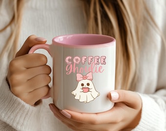 Taza de café Ghoulie / Linda taza de café fantasma de Halloween / Taza de otoño estética rosa / Regalo de temporada espeluznante / Taza de café de cerámica de 325 ml