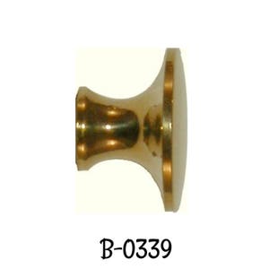 Peut inclure: Un bouton en métal doré avec un dessus rond et une base légèrement évasée. Le bouton mesure environ 2,5 cm de diamètre. B-0339