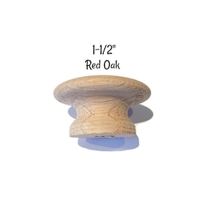Peut inclure: Un bouton en bois de chêne rouge de 3,8 cm de diamètre. Le bouton est rond avec un centre surélevé et un fond plat.
