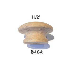 Peut inclure: Un bouton en bois de chêne rouge de 3,8 cm de diamètre. Le bouton est non fini et a une surface lisse et arrondie.