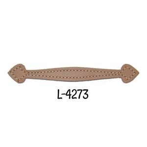 Peut inclure: Une poignée en cuir beige avec un motif cousu et des extrémités pointues. La poignée est étiquetée "L-4273".