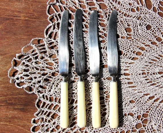 Vintage Red Lucite Handle Butter Knife Set of 4 Retro Knives