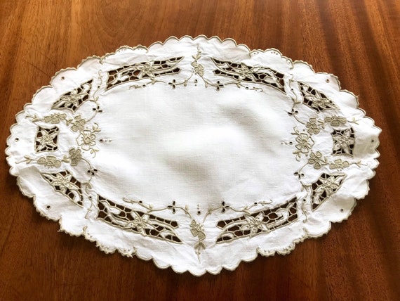 Vintage hand embroidered cutwork white linen table centre tray cloth doily 15x17 inches