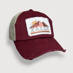 Naszywka Faith Can Move Mountains, czapka trucker z wysokim kucykiem, bordowo-khaki z siateczki, naszywka