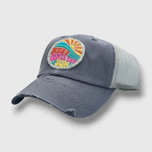 Bonés de caminhoneiro com patch bordado, "Here Comes the Sun" - Escolha a cor do seu boné.