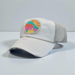Gorra de camionero "Here Comes the Sun" - Parche bordado - Elige el color de tu gorra