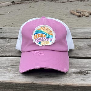 Here Cmes the Sun Trucker Hat: Rosrosa, sliten basebollkeps med broderad lapp