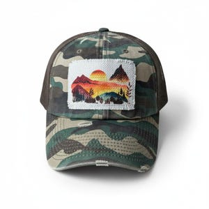 Truckerhoed met camouflageprint: vintage bergzonsondergang, pet voor avontuur buitenshuis