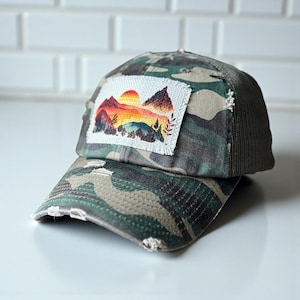 Gorra de camionero de camuflaje con parche de escena de montaña, ajustable para mujer