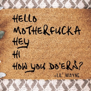 90er Rap Zitat PNG SVG | Lil Wayne svg | lil Wayne png | Lustiges Türset Zitat | Rapper Zitate | Rap | Hello Motherfucka png | Willkommensmatte