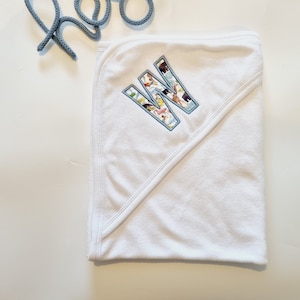 ベビータオル | リバティ刺繍入りパーソナライズフード付きタオル | ベビーギフト | カスタム | ベビーシャワーギフト | ベビー | イニシャルタオル | 新生児ギフト