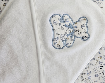 Ręcznik z kapturem dla niemowląt z haftowanym inicjałem Liberty: spersonalizowany prezent na baby shower