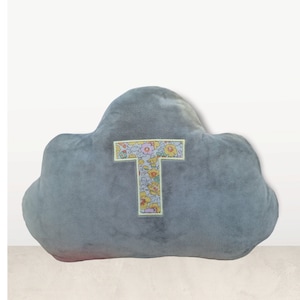 Almohadas con forma de nube con letras de Liberty of London / Letra inicial bordada / Unisex / Niño / Niña / Recuerdo de Navidad / Regalo de Navidad / Decoración de habitación