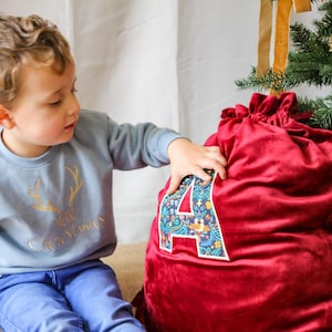 Lyxig sammetsfrihetsjultomtesäck: Broderad sammetsminnessak med initialer bild 2