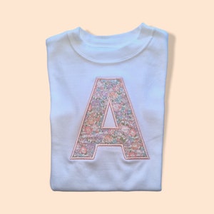 Camiseta Liberty Inicial -Camiseta infantil Custom Made - camiseta de verano - camiseta personalizada para niños y niñas - Tejido oficial Liberty