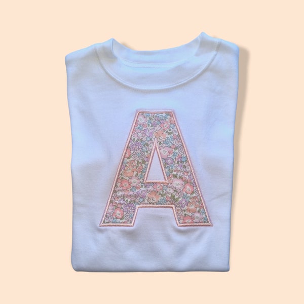 T-shirt Liberty Initial - T-shirt enfant fait sur mesure - T-shirt d'été - T-shirt personnalisé garçon et fille - Tissu Liberty officiel