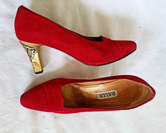 Pumps Bally Vintage Red Suede Gold Sculpted Carved