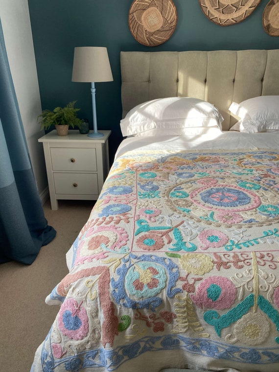 Embroidered Suzani Throw (228 x 152 cm) Embroidered Suzani Throw (228 x 152 cm)
