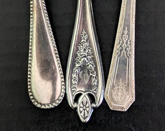 Porciones para huérfanos: cuchara con cuentas de Essex de 1906, tenedor de carne de Old Colony de 1911, cuchara de aniversario de plata, reemplazos plateados.