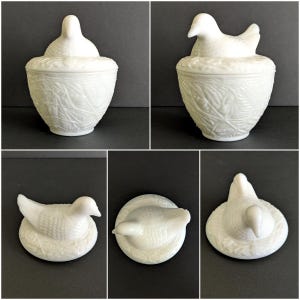 Puede incluir: Una caja de baratijas de cer&aacute;mica blanca con una tapa en forma de paloma. La caja tiene un patr&oacute;n texturizado en forma de hoja. La paloma est&aacute; posada sobre una base en forma de nido. El dise&ntilde;o es elegante y decorativo.