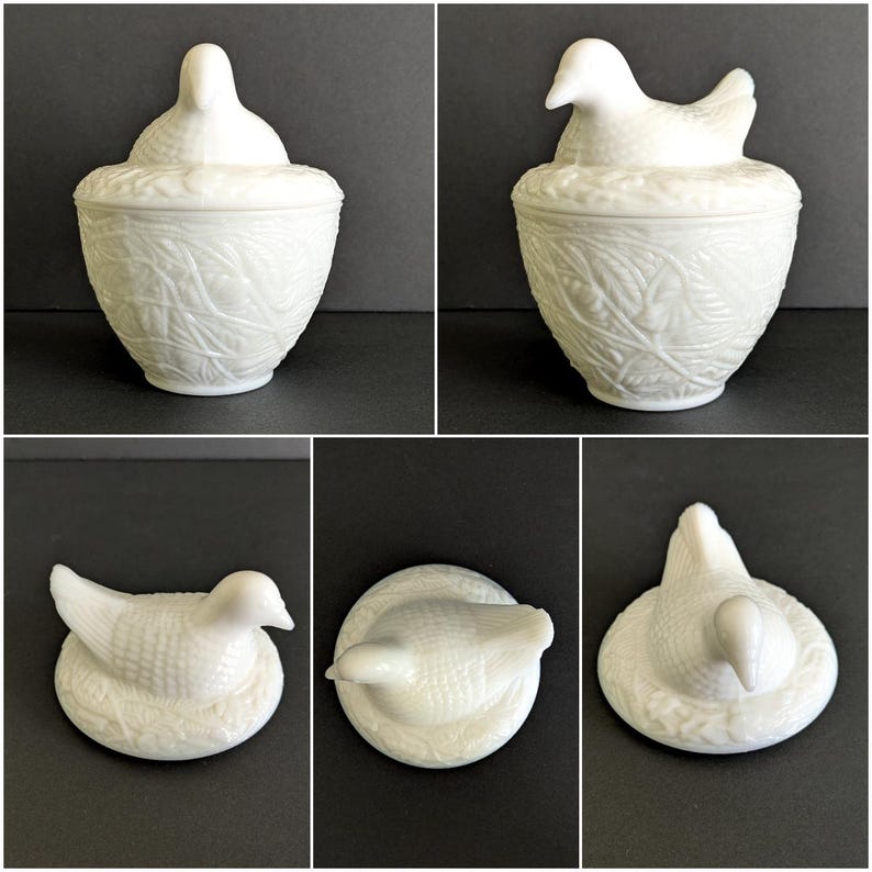 Puede incluir: Una caja de baratijas de cer&aacute;mica blanca con una tapa en forma de paloma. La caja tiene un patr&oacute;n texturizado en forma de hoja. La paloma est&aacute; posada sobre una base en forma de nido. El dise&ntilde;o es elegante y decorativo.