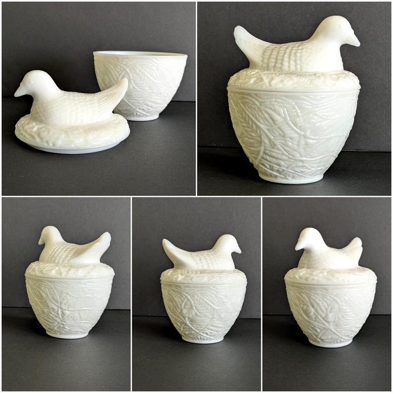 Puede incluir: Caja de baratijas de cer&aacute;mica blanca con tapa en forma de p&aacute;jaro. La caja tiene un patr&oacute;n de hojas detallado y un p&aacute;jaro posado en la parte superior. El p&aacute;jaro es blanco y tiene un dise&ntilde;o detallado. La caja probablemente se usa para guardar objetos peque&ntilde;os.