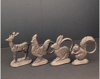 Figuras vintage de animales de hierro fundido: gallo, gallina, ardilla, conejo, reno y alce. Decoración rústica, estilo rústico, servilleteros. Regalo único.