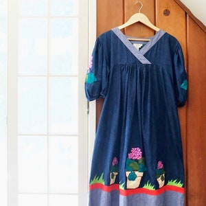 One-Of-A-Kind Vintage Kleid in Color Blocked Denim Mit Blumentopf-Applikation