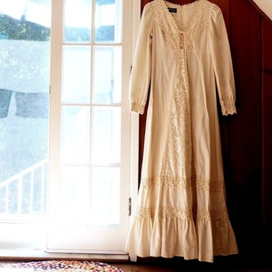 Rare Black Label Vintage Gunne Sax Dress in Natural Cotton With Classic Corset Bust + Crochet Lace