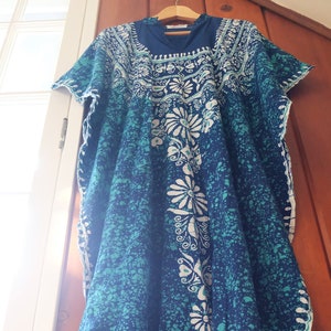 Vestido vintage de la India en batik hecho a mano en tonos azules y verde azulado