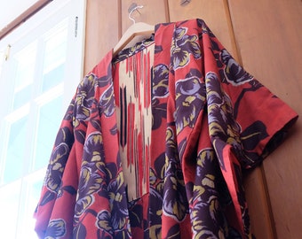 Kimono vintage de seda japonesa con rojos intensos y negros cálidos