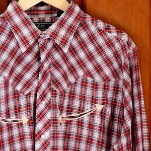 Vintage cowboyshirt in levendige plaid met parelachtige drukknopen en pijldetails