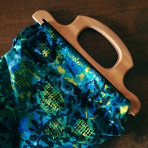 1960s Vintage Handbag With Wooden Handles + Hawaiian Print