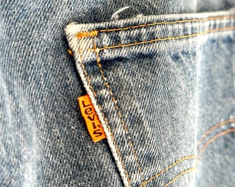 Vaqueros Levi's vintage con lengüeta naranja, costuras en contraste y tiro alto