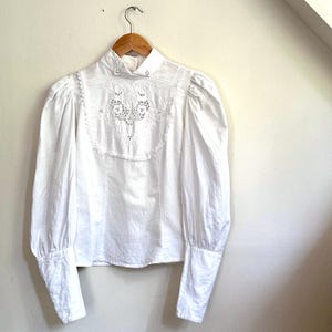 Vintage blouse van linnen + katoen met opengewerkt borduurwerk, pofmouwen + opstaande kraag