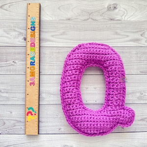 Patrón de crochet con la letra Q en miniatura, patrón de amigurumi con la letra Q, patrón de crochet con el alfabeto, patrón de amigurumi con el alfabeto, muñeca de trapo con la letra Q, letra Q