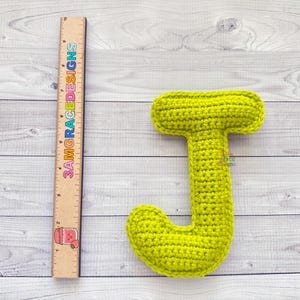Patrón de crochet con la letra J en miniatura, patrón de amigurumi con la letra J, patrón de crochet con el alfabeto, patrón de amigurumi con el alfabeto, muñeco de trapo con la letra J, letra J