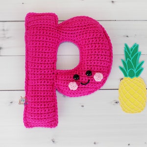 Patrón de crochet con la letra P minúscula, patrón de amigurumi con la letra P, patrón de crochet con el alfabeto, patrón de amigurumi con el alfabeto, abrazo con la letra P