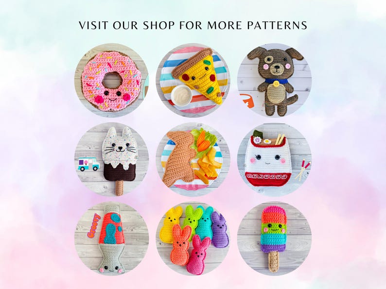 Peut inclure: Une collection de jouets amigurumi au crochet, dont un beignet, une part de pizza, un chien, un chat, une sucette glac&eacute;e, un bol de ramen et un groupe de guimauves color&eacute;es. Les jouets sont pr&eacute;sent&eacute;s sur un fond blanc avec le texte "VISITEZ NOTRE BOUTIQUE POUR PLUS DE MOD&Egrave;LES".