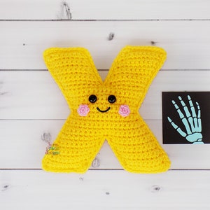 Patrón de crochet con la letra X minúscula, patrón de amigurumi con la letra X, patrón de crochet con el alfabeto, patrón de amigurumi con el alfabeto, abrazo con la letra X