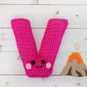 Patrón de crochet con la letra V minúscula, patrón de amigurumi con la letra V, patrón de crochet con el alfabeto, patrón de amigurumi con el alfabeto, abrazo con la letra V
