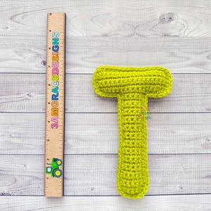 Patrón de crochet con la letra T en miniatura, patrón de amigurumi con la letra T, patrón de crochet con el alfabeto, patrón de amigurumi con el alfabeto, muñeco de trapo con la letra T, letra T