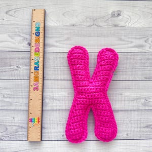 Patrón de crochet con la letra X en miniatura, patrón de amigurumi con la letra X, patrón de crochet con el alfabeto, patrón de amigurumi con el alfabeto, muñeca de trapo con la letra X, letra X