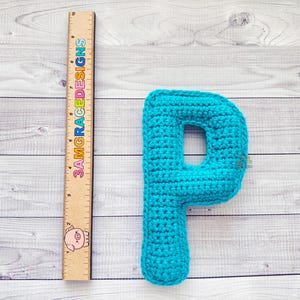 Patrón de crochet con la letra P en miniatura, patrón de amigurumi con la letra P, patrón de crochet con el alfabeto, patrón de amigurumi con el alfabeto, muñeco de trapo con la letra P, letra P