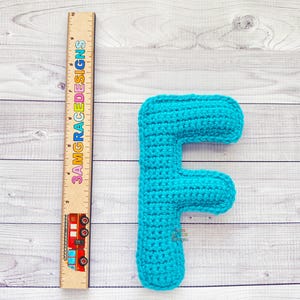 Padrão de crochê da mini letra F, padrão de amigurumi da letra F do alfabeto, abraço kawaii da letra F, pelúcia da letra F, padrão da letra F, letra F