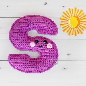 Patrón de crochet con la letra S minúscula, patrón de amigurumi con la letra S, patrón de crochet con el alfabeto, patrón de amigurumi con el alfabeto, abrazo con la letra S