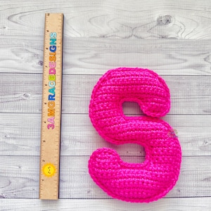 Patrón de crochet con la letra S en miniatura, patrón de amigurumi con la letra S, patrón de crochet con el alfabeto, patrón de amigurumi con el alfabeto, muñeco de trapo con la letra S, letra S