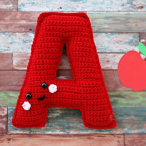 Patrón de crochet con la letra A, patrón de amigurumi con la letra A, patrón de crochet con el alfabeto, patrón de amigurumi con el alfabeto, muñeco de trapo con la letra A, letra A