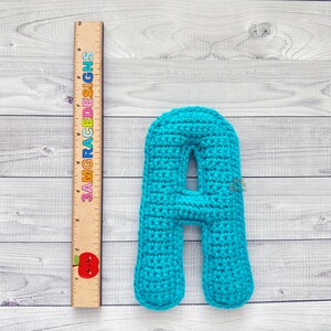 Patrón de crochet con la letra A en miniatura, patrón de amigurumi con la letra A, patrón de crochet con el alfabeto, patrón de amigurumi con el alfabeto, muñeco de trapo con la letra A, letra A